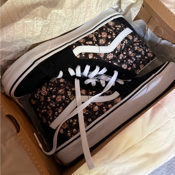 Vans Sk8-Hi Rose Dreams Black and White Sneakers - Picture 1 of 6